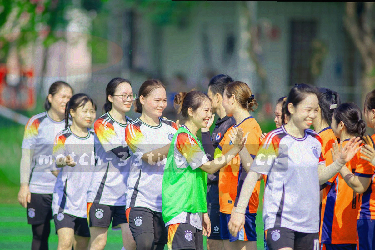 节点网络与地图坐标抽象图，表现数据合作方、校园社团与媒体的协作关系